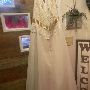 Elegant Ivory Lace Wedding Dress with Gold Satin Waist Accent
